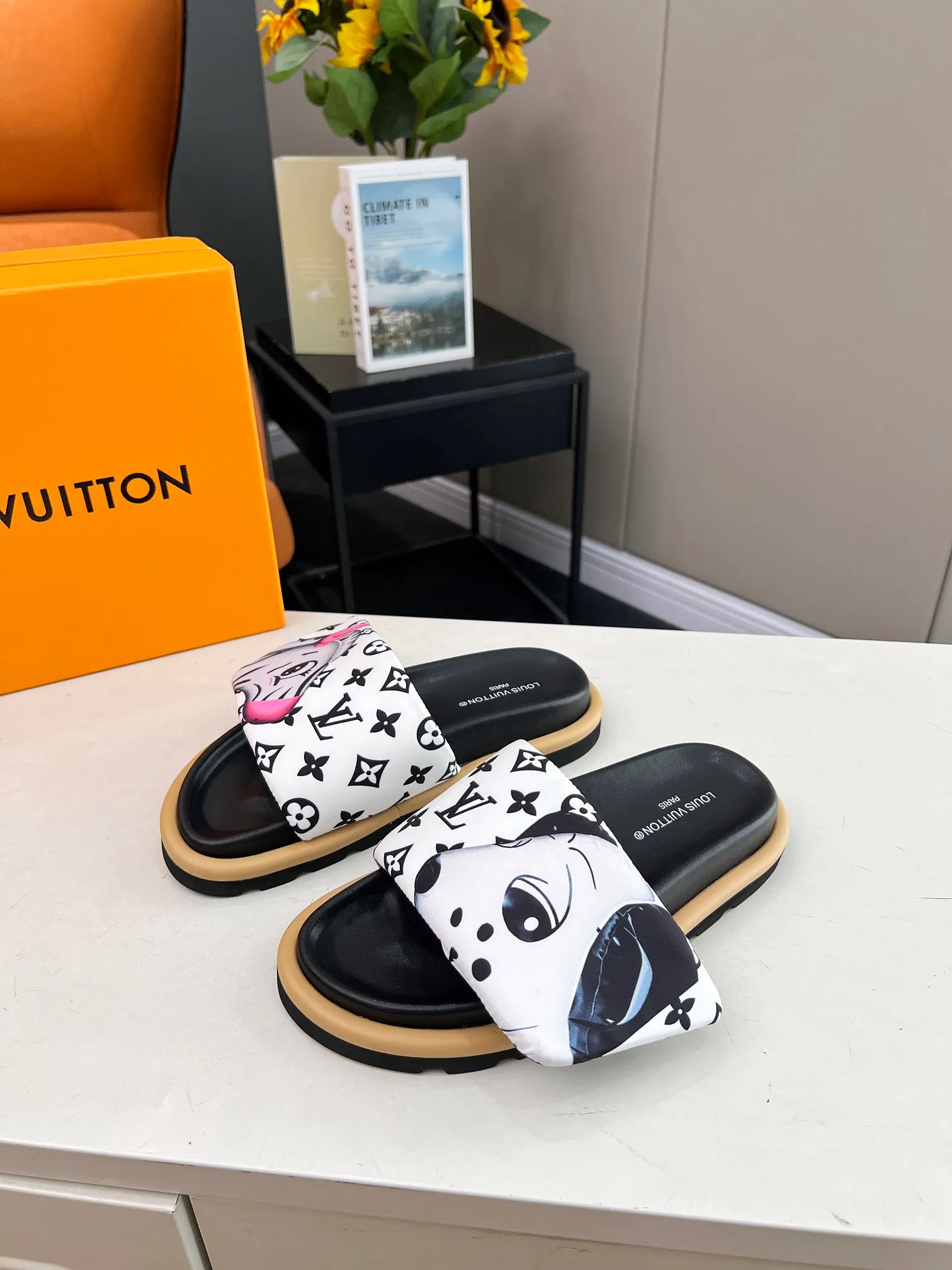 👟👟Ex-factory price 360👟👟 lv donkey brand l home 2024 hot style embossed logo embossed sandals This ol low comfort flat sandals are made of technical fabrics and use high-frequency embossing technology to reinterpret the monogram pattern. Soft padded upper with adjustable Velcro, comfortable and tough insole adds harmonious color ▪️Fabric: Original customized technical fabric ▪️Lining: soft sheepskin lining ▪️Sole: Original open-molded rubber foam outsole Color: .yellow.black▪️